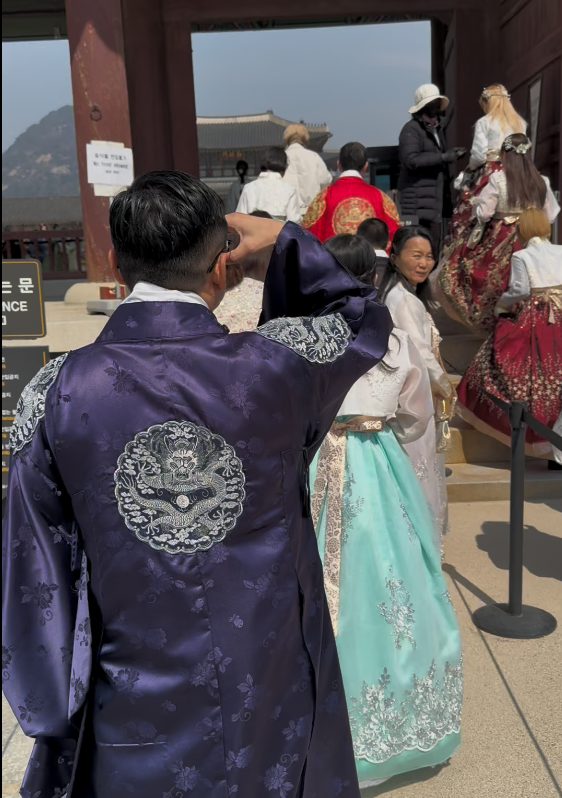 Visiteurs en hanbok au palais Gyeongbokgung